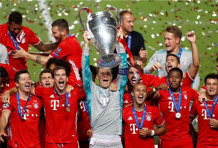 Bayern-Fans feiern - Ausschreitungen in Paris Bayern München hat am Sonntagabend die Champions League gewonnen. KapitänManuel Neuer hebt die Trophäe in die Luft.