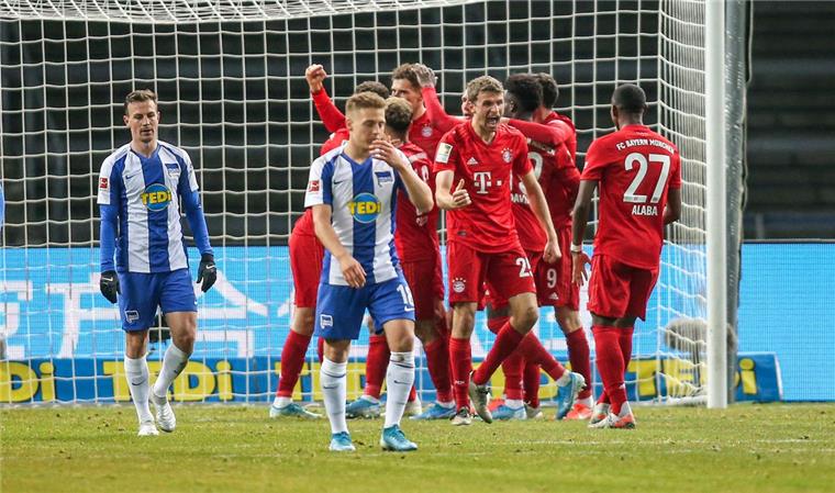 Bayern München ist erfolgreich: Thomas Müller jubelt nach seinem Treffer zum 1:0 Treffer mit  David Alaba.