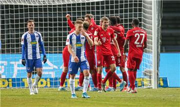 Bayern München ist erfolgreich: Thomas Müller jubelt nach seinem Treffer zum 1:0 Treffer mit  David Alaba.