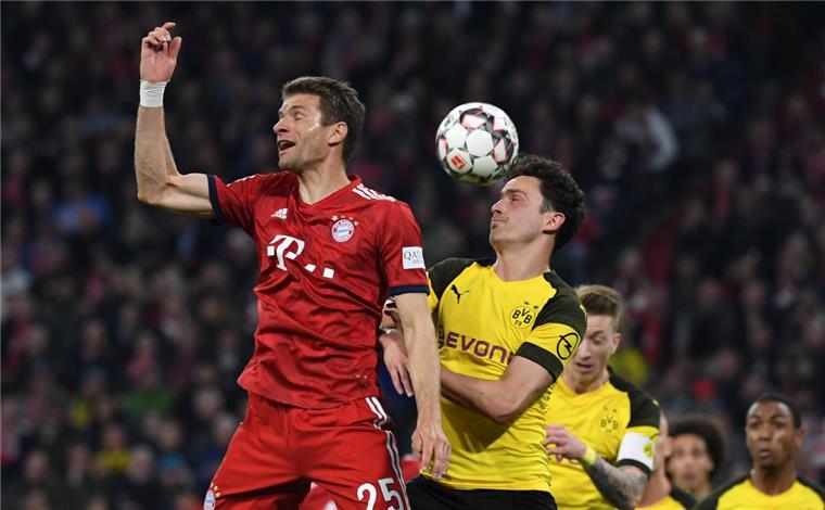 Bayern München ist seinem Rivalen Dortumd weit voraus. Hier kämpfen Münchens Thomas Müller (links) und der Dortmunder Thomas Delaney um den Ball. 