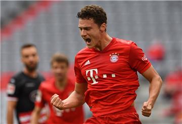 Bayern München legt wieder eine Torparade hin. Hier jubelt Benjamin Pavard über sein Tor zum 2:0. 