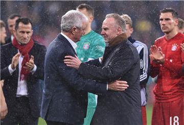 Bayern Münchens Vorstandsvorsitzender Karl-Heinz Rummenigge (rechts) tröstet vermeintlich aus spontaner Betroffenheit heraus Hoffenheims Mäzen Dietmar Hop.
