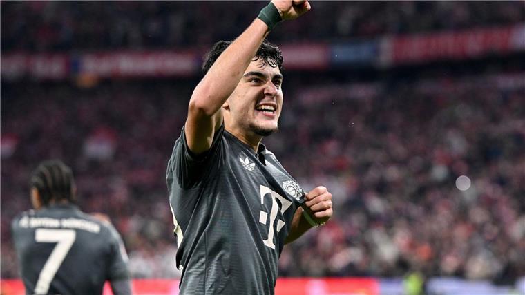 Kein Sieger im Wiesn-Gipfel - Traumtor von Pavlovic Bayern-Profi Aleksandar Pavlovic jubelt über sein Tor zum 1:1
