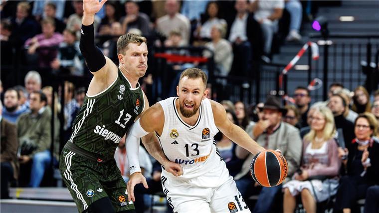 Bayern-Basketballer mit sportlichem Signal und Technik-Frust Bayern-Profi Andreas Obst (links) im Duell mit Reals Dzanan Musa.