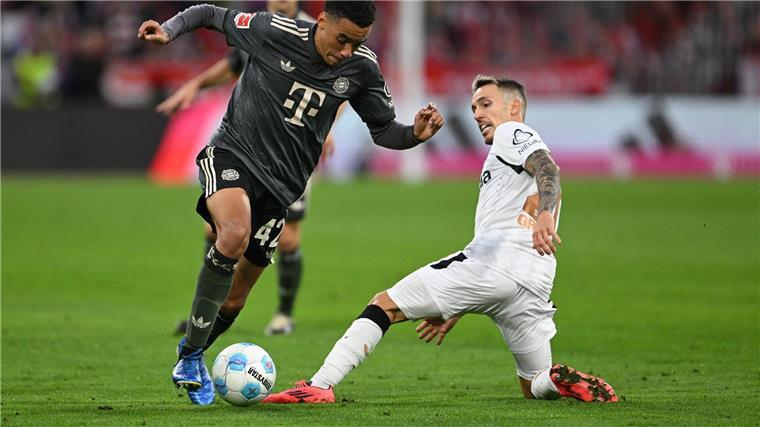 „Hart, uns zu stoppen“: Bayern sehen Signal im Titelkampf Bayern-Profi Jamal Musiala (links) dribbelt an Leverkusens Alejandro Grimaldo vorbei.