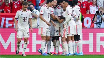 Bayern-Profi Joshua Kimmich (l) beim Münchner Torjubel nach dem 1:0 von Harry Kane.