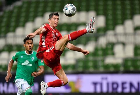 Bayern-Starstürmer Robert Lewandowski traf auch in Bremen, Werders Theo Gebre Selassie kann da nur staunen.