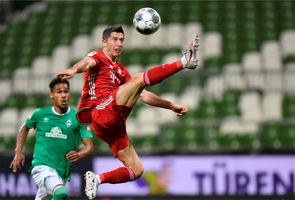 Bayern-Starstürmer Robert Lewandowski traf auch in Bremen, Werders Theo Gebre Selassie kann da nur staunen.