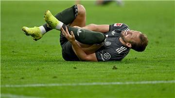 Bayern-Stürmer Harry Kane hält sich nach einem Zweikampf den Knöchel.