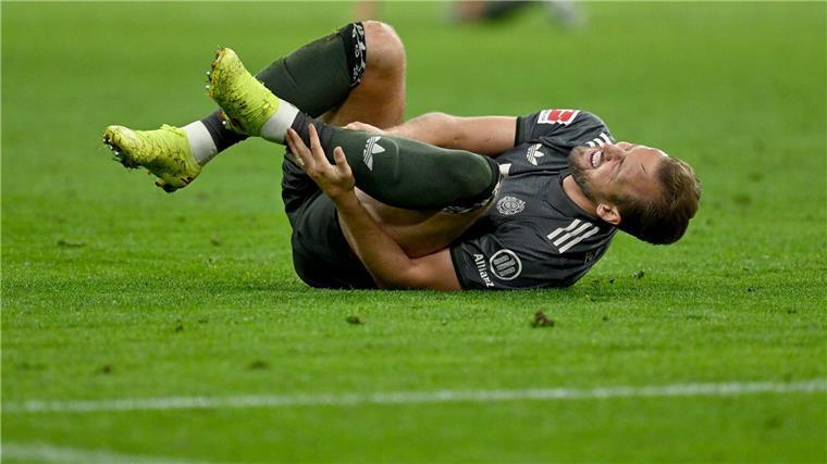 „Positive Entwicklung“: Kane nicht schwerer verletzt Bayern-Stürmer Harry Kane hält sich nach einem Zweikampf den Knöchel.