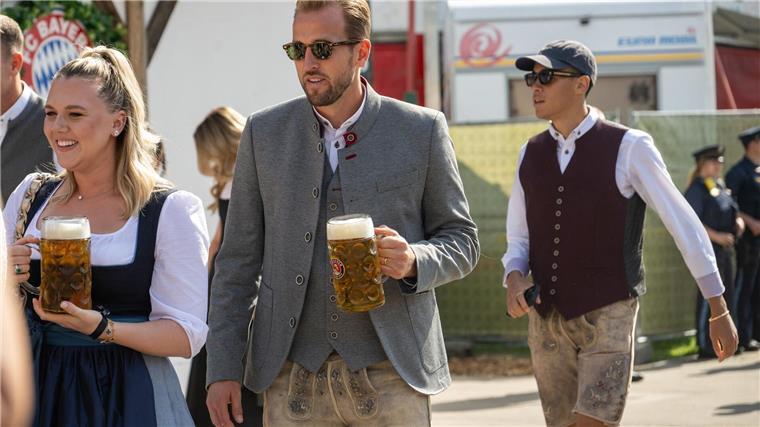 Bayern-Torjäger Harry Kane mit seiner Frau Katie Goodland (l).