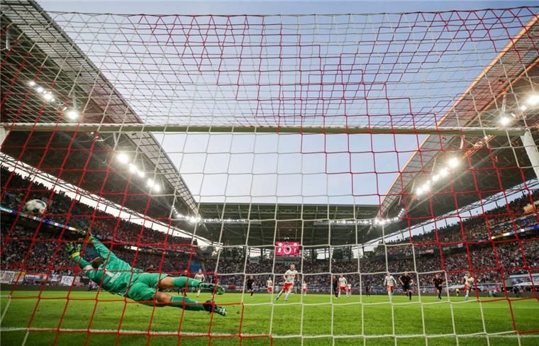 Bayern-Torwart Manuel Neuer kann den Elfmeter von Emil Forsberg (Mitte) nicht halten.