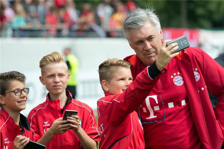 Bayern München: Knapper Sieg beim Fünftligisten Bayern-Trainer Carlo Ancelotti lässt sich vor dem Spiel mit jungen Fans fotografieren.