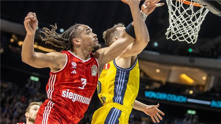 Bayern München verliert überraschend bei Alba Berlin Bayerns Carsen Edwards steigt Albas Malte Delow zum Korb hoch