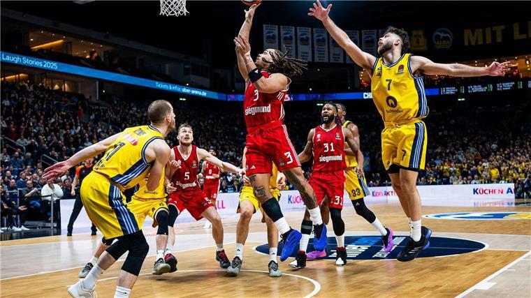 Bayern München gewinnt Euroleague-Duell bei Alba Berlin Bayerns Carsen Edwards steigt gegen Alba zum Korb hoch.