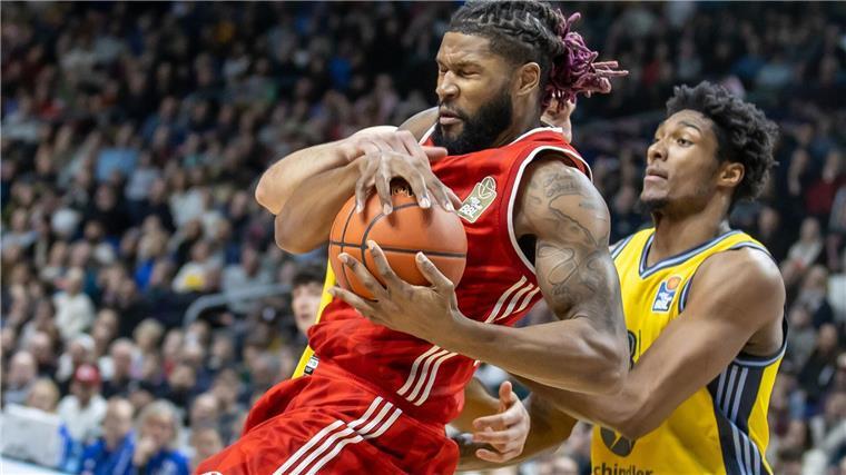 Bayern München verliert überraschend bei Alba Berlin Bayerns Devin Booker sichert den Ball vor Albas David McCormack