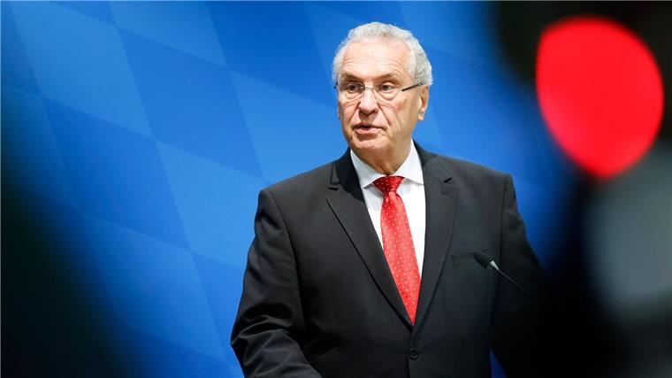 Herrmann fordert Mahnmal für RAF-Opfer Bayerns Innenminister Joachim Herrmann (r, CSU) spricht in einer Pressekonferenz.