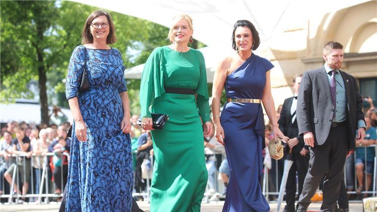 Roter Teppich für die Politik - Bayreuth-Start nach Gewitter Bayerns Landtagspräsidentin Aigner, Bundestagspräsidentin Klöckner und die frühere österreichische Politikerin Elisabeth Köstinger (von links) schreiten über den roten Teppich.