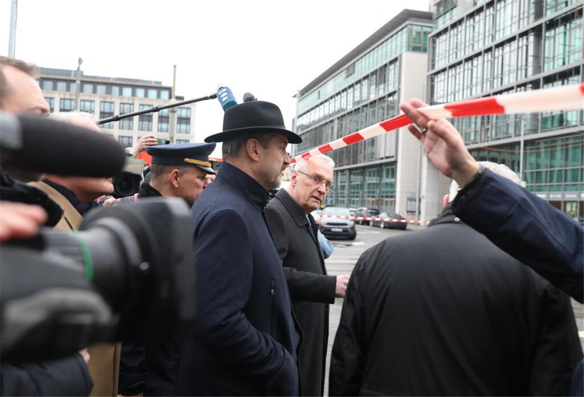 Scholz zum mutmaßlichen Anschlag in München: „Täter muss das Land verlassen“ 13.02.2025, Bayern, München: Bayerns Ministerpräsident Markus Söder (CSU, M) und Innenminister Joachim Herrmann (CSU) stehen am Einsatzort. In der Münchner Innenstadt ist ein Fahrzeug in eine Menschengruppe gefahren. Foto: Tizian Gerbin/dpa +++ dpa-Bildfunk +++