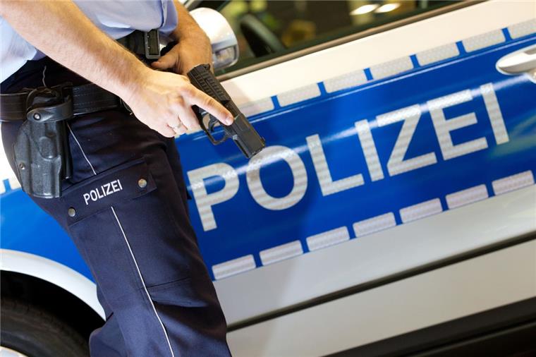 Bei Wingst: Autofahrerin in höchster Not "gerettet" Beamte der Polizei Hemmoor haben bei Wingst womöglich einen schlimmen Autounfall gerade noch rechtzeitig verhindert.