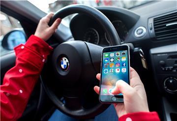 Beamte der Rotenburger Polizei haben am Dienstag auf der A1 Autofahrer kontrolliert, die während der Fahrt ein Smartphone genutzt haben (Symbolbild).