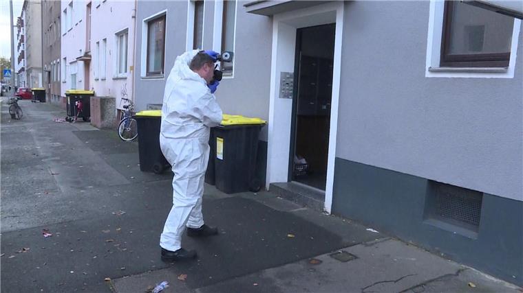 21-Jährige stirbt durch Messerstiche: Ex-Freund in U-Haft Beamte der Spurensicherung arbeiten vor einem Haus in Hannover.