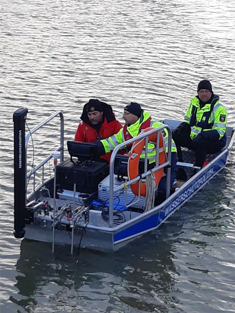 Wasserschutzpolizei auf Spurensuche im Braker Binnenhafen Beamte der Wasserschutzpolizeistation (WSPSt) Brake haben das Gewässer des Binnenhafens Brake abgesucht.