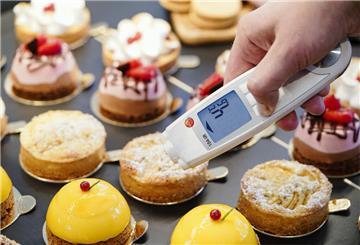 Lebensmittelkontrolle in einer Patisserie (Symbolfoto)