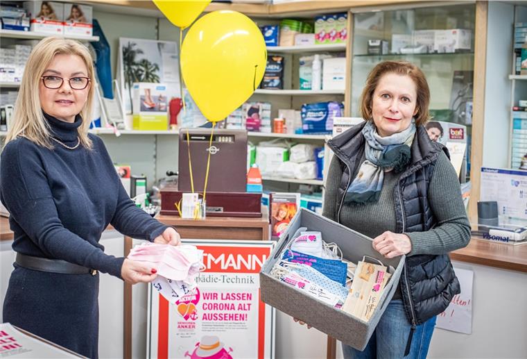 Beata Wandzioch (links) vermarktet selbstgenähte Mundbedeckungen. Unter anderem kann man im Sanitätshaus Höftmann bei Theresia Vollrath (rechts) diese Masken erwerben.