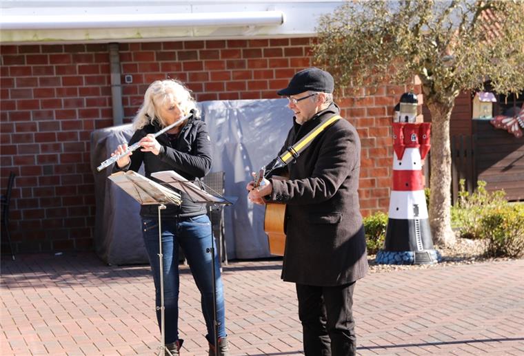 Kirchengemeinden im Cuxland werden kreativ Beate Behr und Dirk Meine-Behr musizieren für die Bewohner des „Hauses Eden“.