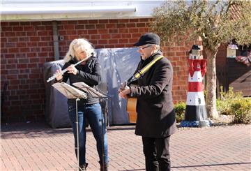 Beate Behr und Dirk Meine-Behr musizieren für die Bewohner des „Hauses Eden“. 