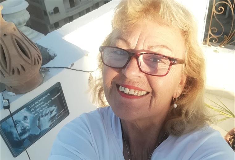 Diese Cuxländerin findet ihr Glück mit Anfang 70 in Ägypten Beate Hauhut auf einem Balkon in Ägypten, schaut in die Kamera