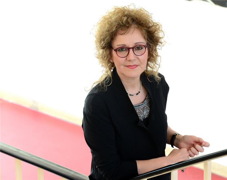 Was die VHS zum neuen Semester so alles anbietet Beate Porombka leitet die Bremerhavener VHS seit 2007. Die 55 Jahre alte Geisteswissenschaftlerin hat in Kiel studiert und promoviert und arbeitet seit mehr als 20 Jahren in der Erwachsenenbildung. Sie stammt aus Moers in Nordrhein-Westfalen und lebt heute in Bremerhaven-Mitte.