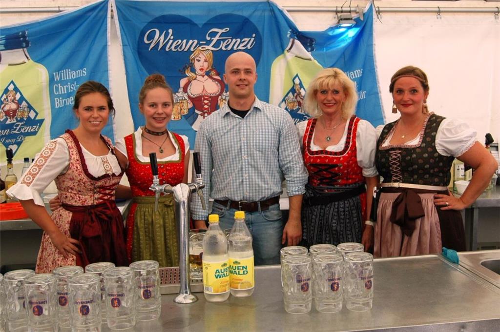 Bedienung im feschen Dirndl: Da bestellt Mann doch gern ein Bier. 