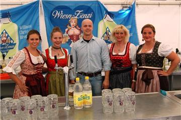 Bedienung im feschen Dirndl: Da bestellt Mann doch gern ein Bier. 