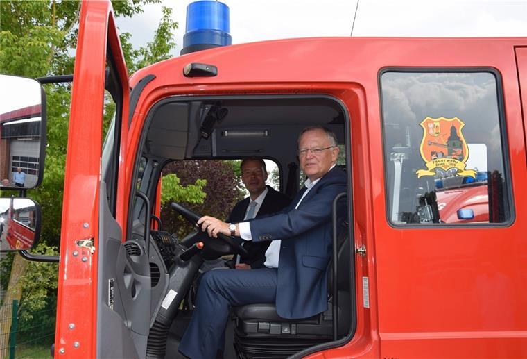 Stephan Weil lobt in Zeven die Einsatzkräfte Beeindruckt von der technischen Ausrüstung zeigte sich der niedersächsische Ministerpräsident Stephan Weil, als er mit Bürgermeister Henning Fricke die Zevener Feuerwehr besuchte.