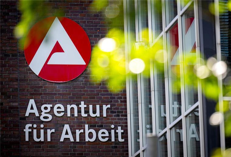 Arbeitslosenzahl in Bremen gestiegen: Über 40.000 Menschen ohne Job Beendete Verträge und schwache Konjunktur belasten den Bremer Arbeitsmarkt.
