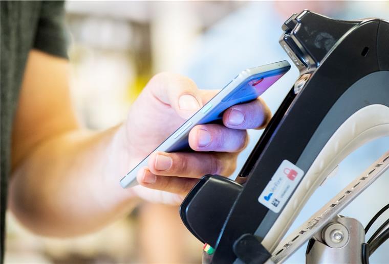 Schnell dranhalten: Jeder Fünfte bezahlt per Smartphone Beep, fertig: Kontaktloses Bezahlen ist einfach und gilt als sehr sicher.