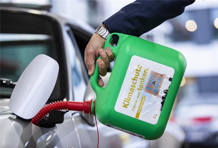 Nutzen oder Schaden fürs Klima? - EU-Absage an Synthetik-Sprit Ein Auto wird mit einem Kanister mit der Aufschrift «Klimaschutz könnte man Tanken - E-Fules for Future» an einer Tankstelle während einer E-Fuels-Probefahrt im Rahmen der Stuttgarter Mobilitätswoche mit E-Fuel betankt.