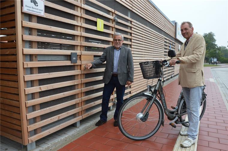 Bad Bederkesa: Rad- und Busstation nimmt langsam Fahrt auf Begegnung an der Rad- und Busstation: Jürgen Zehm, Erster Stadtrat von Geestland (links), schildert Dietmar Graff aus Bad Bederkesa die Vorzüge des Angebots für mehr Mobilität.