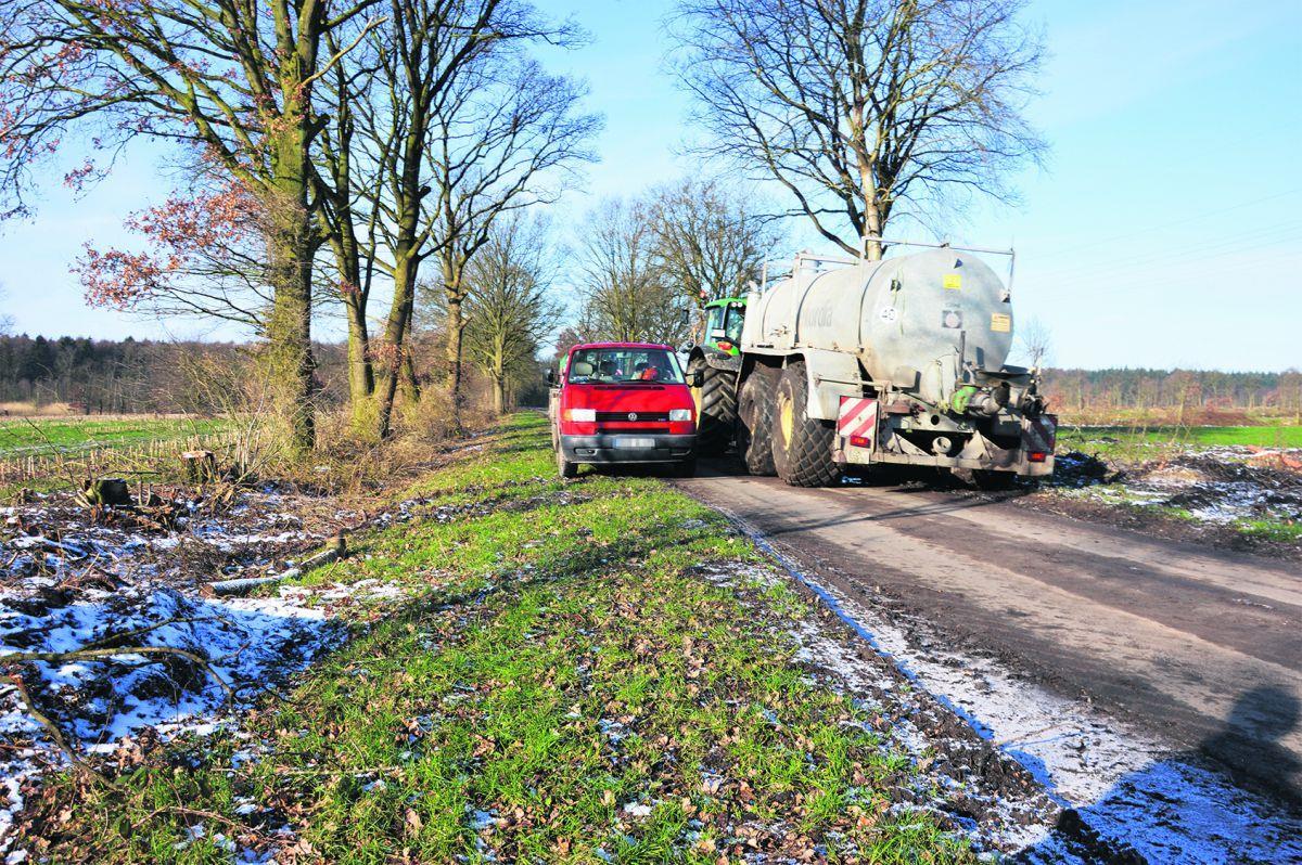Stadt Geestland: Landwirte fordern gut ausgebaute Wirtschaftswege Begegnung auf dem Heuweg: Der Fahrer des landwirtschaftlichen Gespanns weicht in den Seitenraum aus und hinterlässt tiefe Spuren.