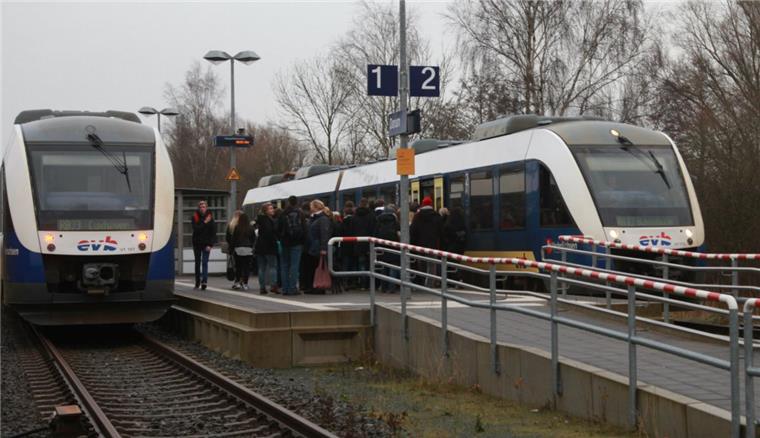 Begegnungsbahnhof Dorum: Hier können Züge auf der sonst eingleisigen Strecke Bremerhaven–Cuxhaven parallel einfahren. Verspätet sich einer der Züge, muss der andere auf ihn warten. „Dadurch potenzieren sich Probleme sehr schnell“, sagt EVB-Sprecherin Andrea Stein.