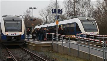 Begegnungsbahnhof Dorum: Hier können Züge auf der sonst eingleisigen Strecke Bremerhaven–Cuxhaven parallel einfahren. Verspätet sich einer der Züge, muss der andere auf ihn warten. „Dadurch potenzieren sich Probleme sehr schnell“, sagt EVB-Sprecherin Andrea Stein.