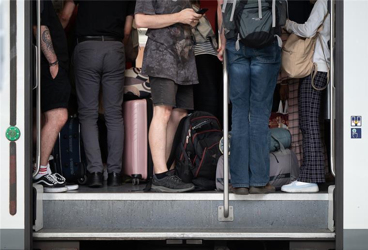 9-Euro-Ticket sorgt in der Wesermarsch für volle Züge Begehrte Billigtickets: In der Zeit vom 4. bis 12. Juni gab es auf der Strecke Nordenham-Bremen immerhin sechs Verbindungen, in denen alle Sitzplätze und bis zu 50 Prozent der Stehplätze belegt waren.