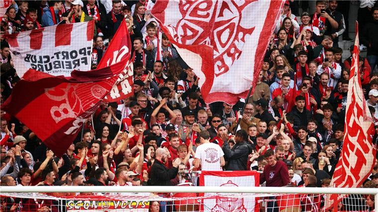 Freiburger Fans feiern Tor-Debütant Adamu Begehrter Zaungast: Doppeltorschütze Junior Adamu feiert den Sieg mit den SC-Fans.