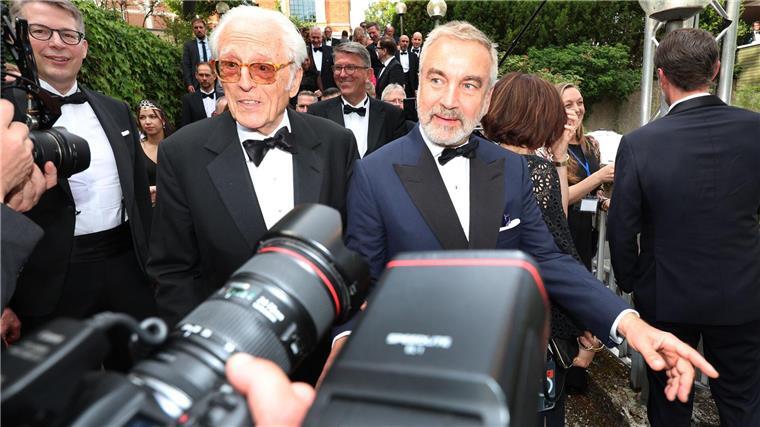 Roter Teppich für die Politik - Bayreuth-Start nach Gewitter Begehrtes Fotomotiv in der Pause: Franz Herzog von Bayern und sein Lebensgefährte.