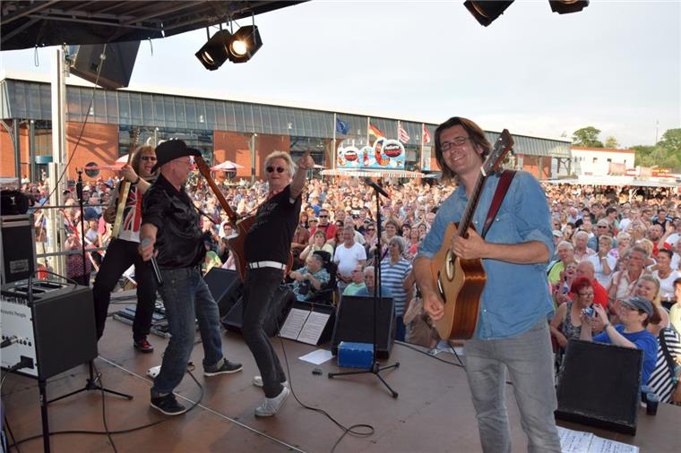 CC-Smokie rockt vor 3500 Besuchern beim Musiksommer Begeisterte Donnerstagabend ihr Publikum beim Musiksommer im Schaufenster Fischereihafen: die Tributeband CC Smokie.