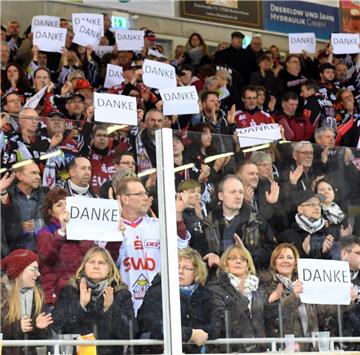 Begeisterte Fans in der Eisarena.
