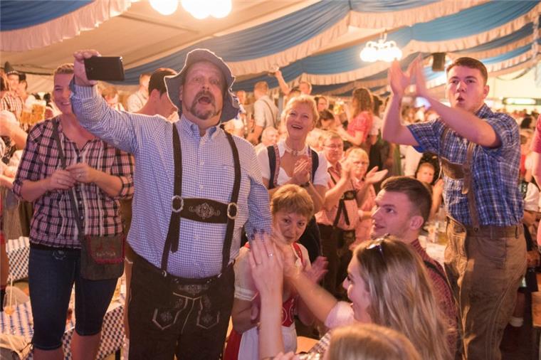 2800 Gäste feiern auf dem Oktoberfest in Stotel (mit Bildergalerie) Begeisterung beim Einmarsch der Kapelle auf dem Oktoberfest in Stotel.