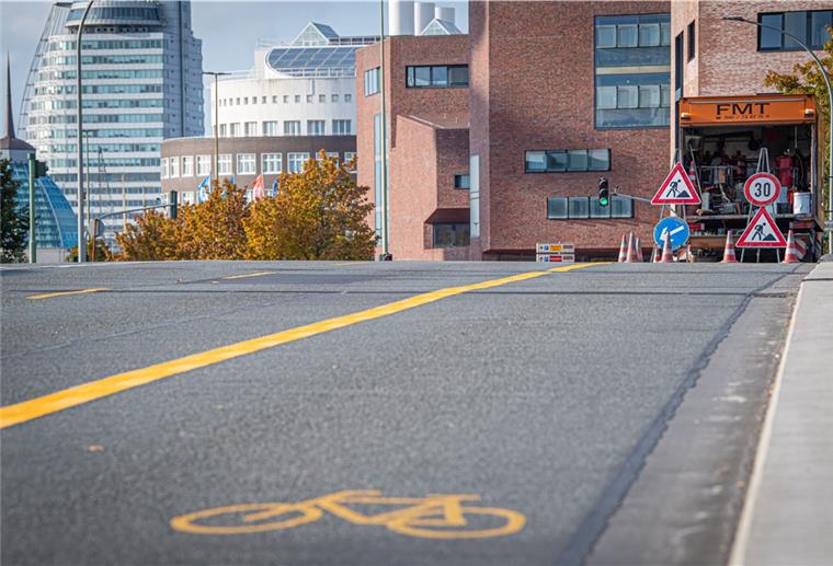 Radweg: Arbeiten auf der Kennedybrücke haben schon begonnen Beginn der Straßenmarkierungsarbeiten für den neuen Radfahrstreifen beidseitig auf der Bremerhavener Kennedybrücke.
